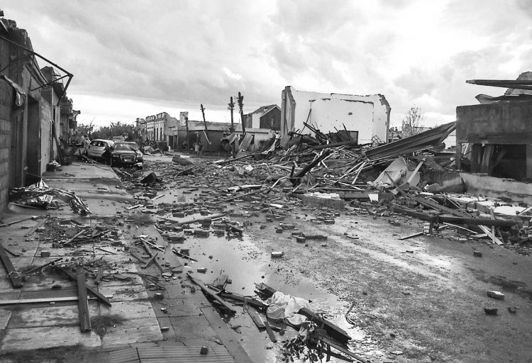 El viento nos dejará: Dolores después del tornado
