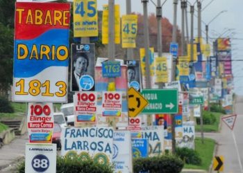 Edil salteño presentó proyecto para reducir cartelería en la vía pública