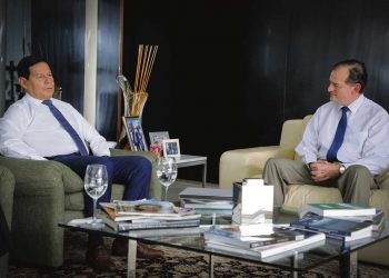 Senador Manini regresó con “gran satisfacción” desde Brasil