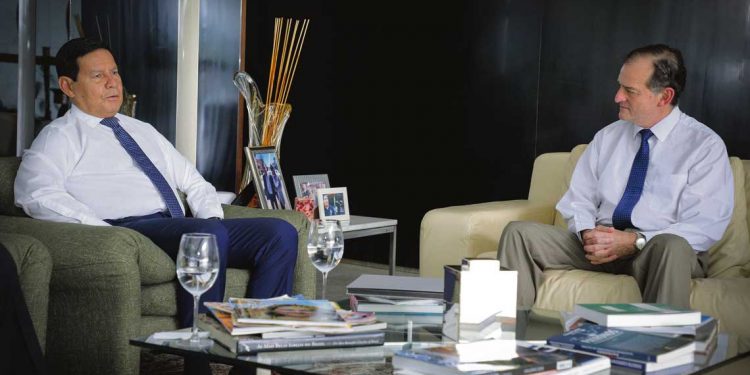 Senador Manini regresó con “gran satisfacción” desde Brasil