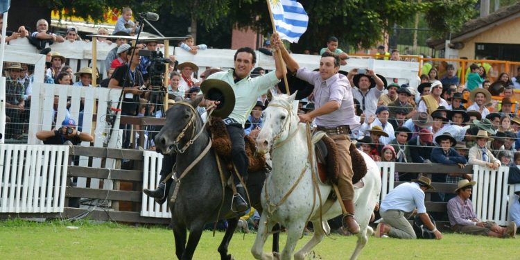Parlamento organiza seminario sobre importancia del caballo en el entramado social