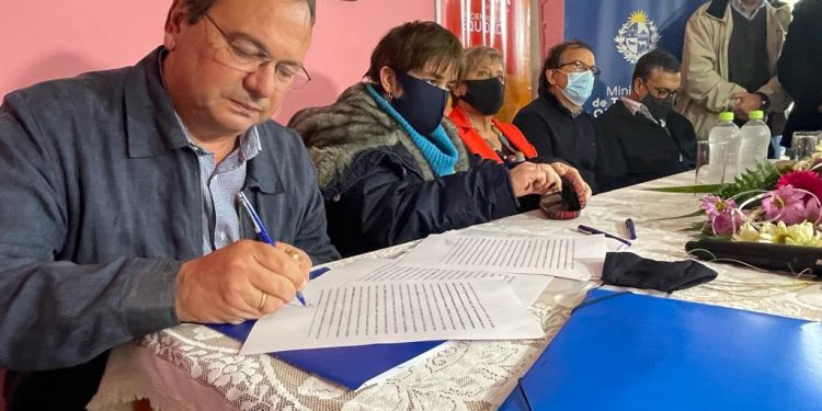 El ministro Falero firmó convenios en Rivera