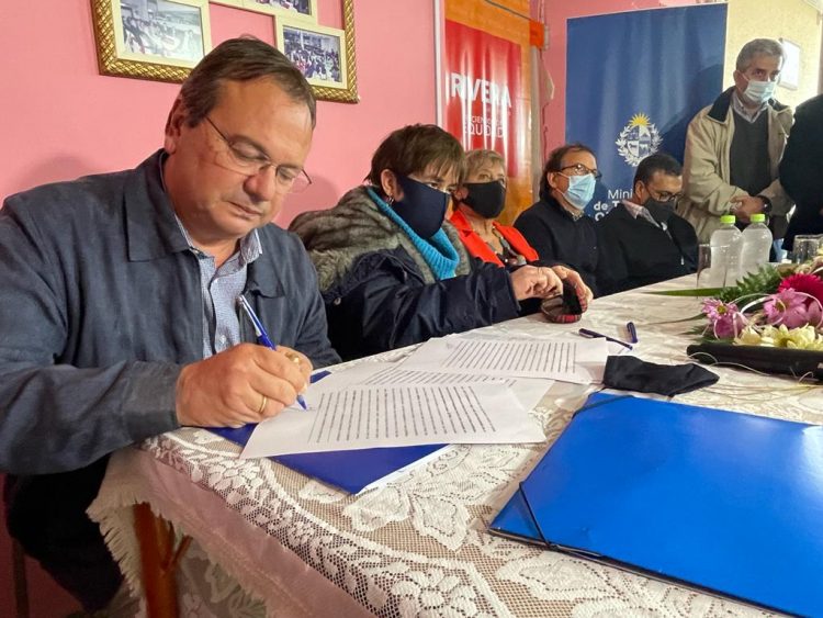 El ministro Falero firmó convenios en Rivera