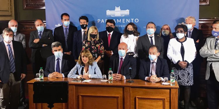 Manini defendió rendición de cuentas y apuntó contra la oposición