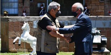 El ministro de Defensa Javier García con su par brasileño, Walter Braga Netto