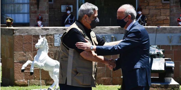 El ministro de Defensa Javier García con su par brasileño, Walter Braga Netto