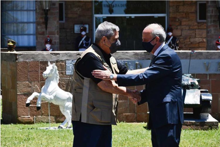 El ministro de Defensa Javier García con su par brasileño, Walter Braga Netto