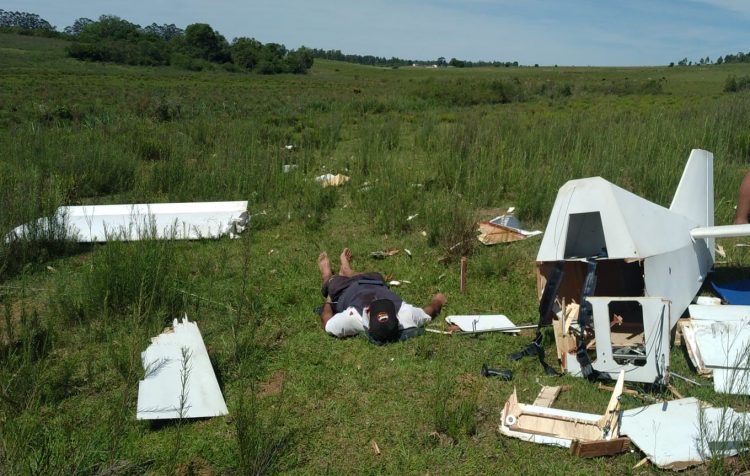 Aeronave “artesanal” cayó en Rivera. El piloto salvó su vida