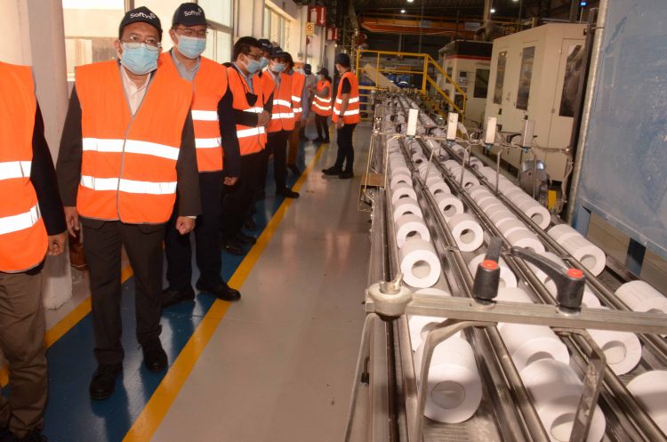 Embajadores de países miembros de ASEAN visitan planta de Softys en Pando