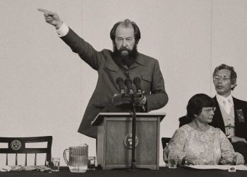 Solzhenitsyn: “La vida organizada de forma legalista demuestra su incapacidad para defenderse de la corrosión de lo perverso”