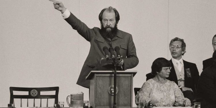 Solzhenitsyn: “La vida organizada de forma legalista demuestra su incapacidad para defenderse de la corrosión de lo perverso”