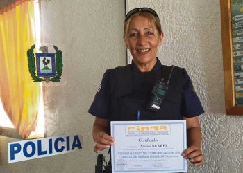 Andrea Suárez: la policía que aprendió lenguaje de señas para servir mejor