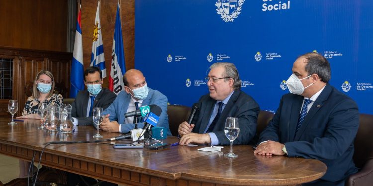 Mides y la Asociación Española firmaron tres convenios para facilitar el empleo