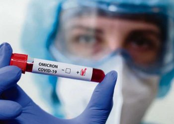 Ómicron: sin certezas sobre su severidad, especialistas recomiendan tercera dosis