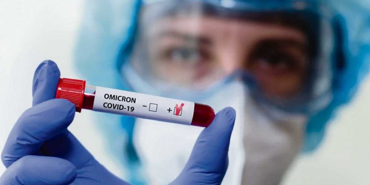 Ómicron: sin certezas sobre su severidad, especialistas recomiendan tercera dosis