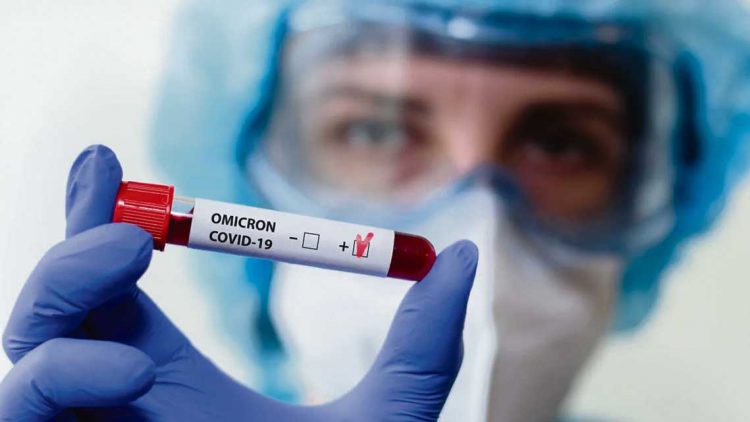 Ómicron: sin certezas sobre su severidad, especialistas recomiendan tercera dosis