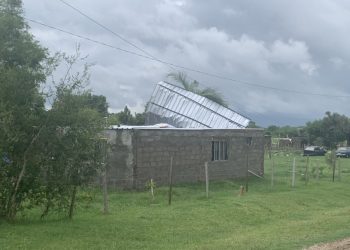 Fuerte tormenta de lluvia y viento provocó destrozos en varias localidades de Florida