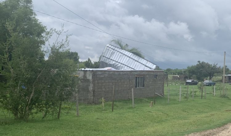 Fuerte tormenta de lluvia y viento provocó destrozos en varias localidades de Florida