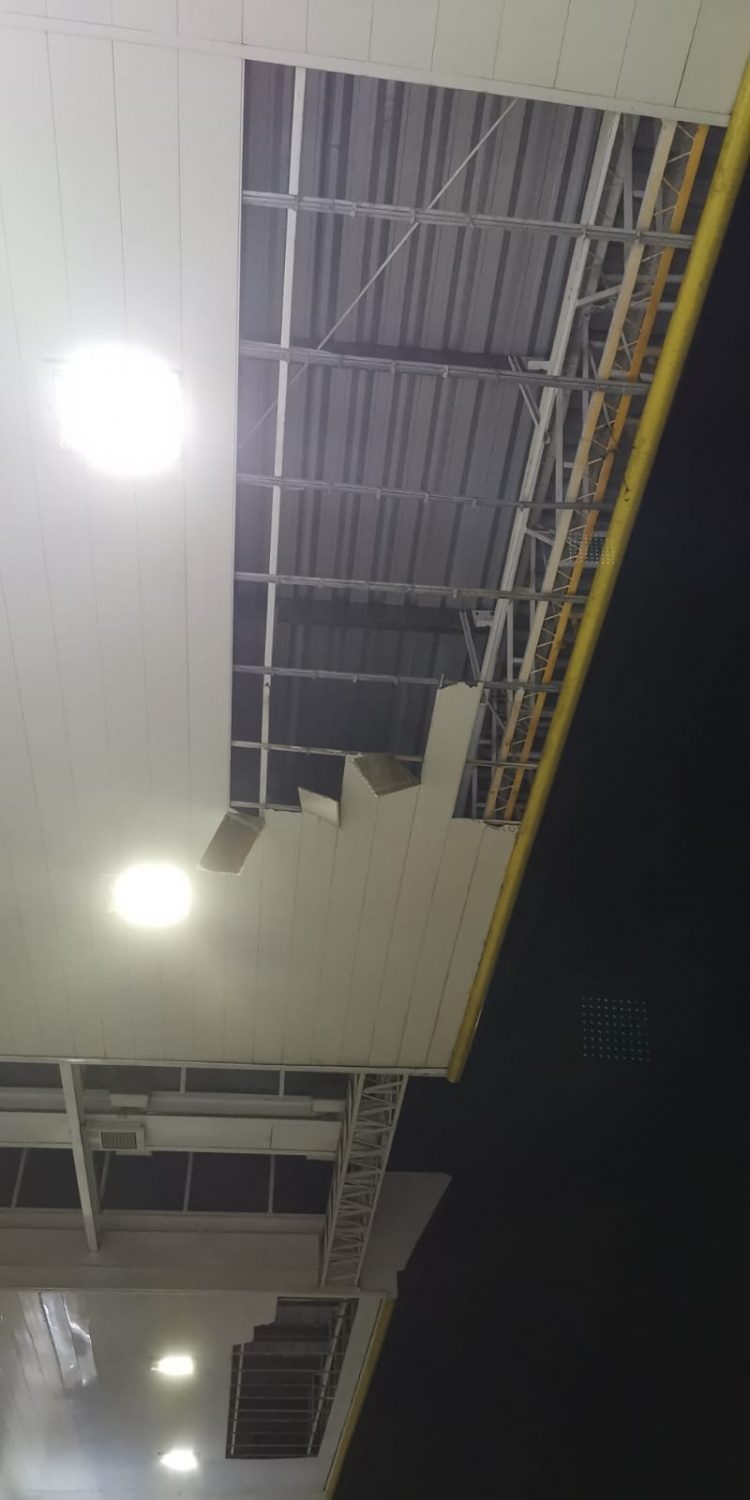 Fuerte tormenta de lluvia y viento provocó destrozos en varias localidades de Florida