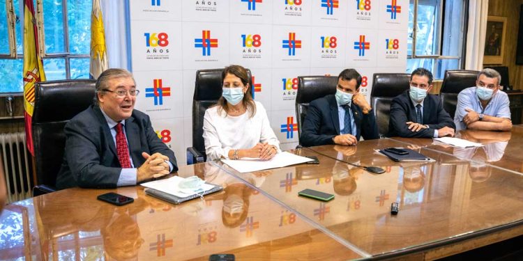 Asociación Española firma convenio de beneficio complementario por maternidad