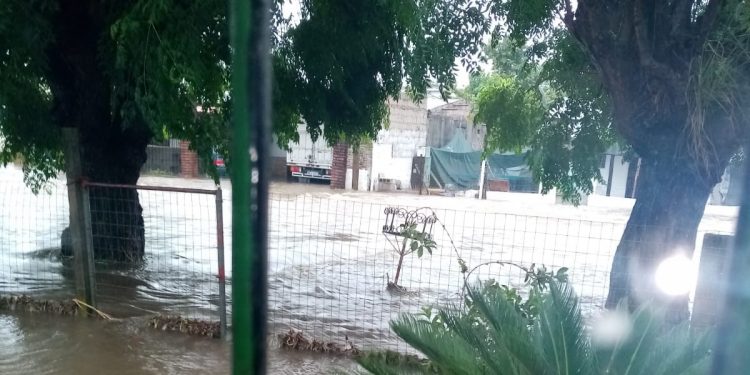 Lluvia desbordó una cañada en Casavalle y destruyó varias viviendas