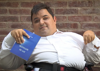 Joven cuadripléjico busca ayuda para poder costear una silla de ruedas y cuidadoras