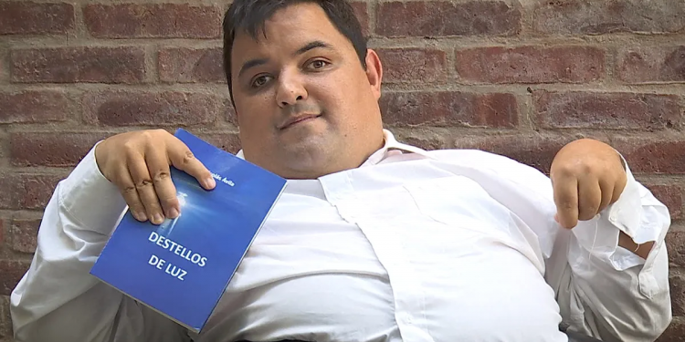 Joven cuadripléjico busca ayuda para poder costear una silla de ruedas y cuidadoras