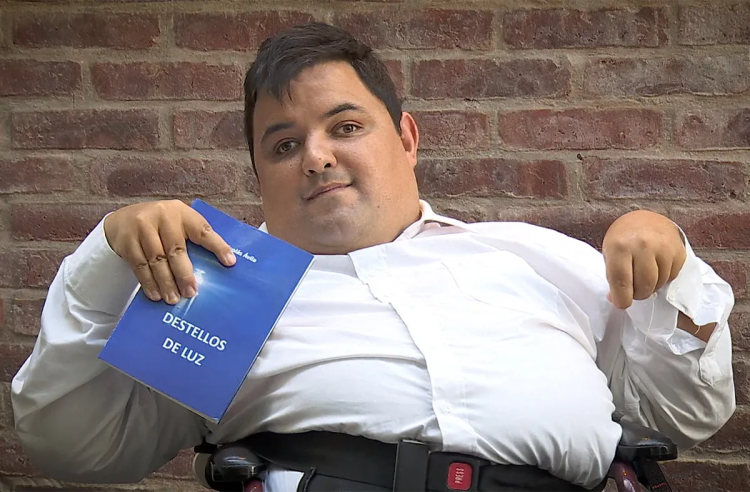 Joven cuadripléjico busca ayuda para poder costear una silla de ruedas y cuidadoras