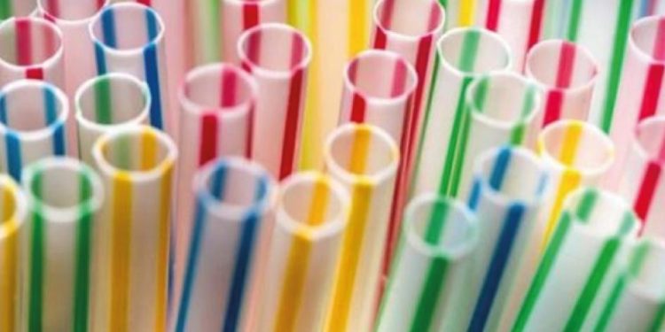 Ministerio de Ambiente prohíbe el uso de pajitas de plástico