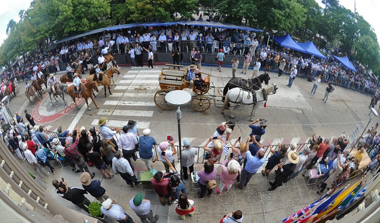 Lacalle Pou: “El combustible está subiendo en todo el mundo, nosotros lo estamos sujetando”