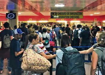 Más de un centenar de cubanos entre residentes y familiares están varados en Cuba