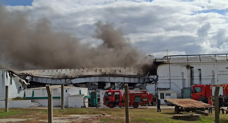 Voraz incendio consumió gran parte del frigorífico La Celita en ruta 5 a la altura de Mendoza Grande