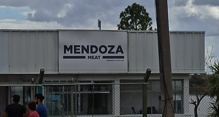 Voraz incendio consumió gran parte del frigorífico La Celita en ruta 5 a la altura de Mendoza Grande