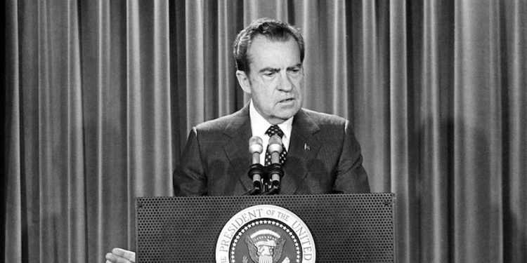Nixon: un admirador de Milton Friedman que decretó controles de precios en Estados Unidos