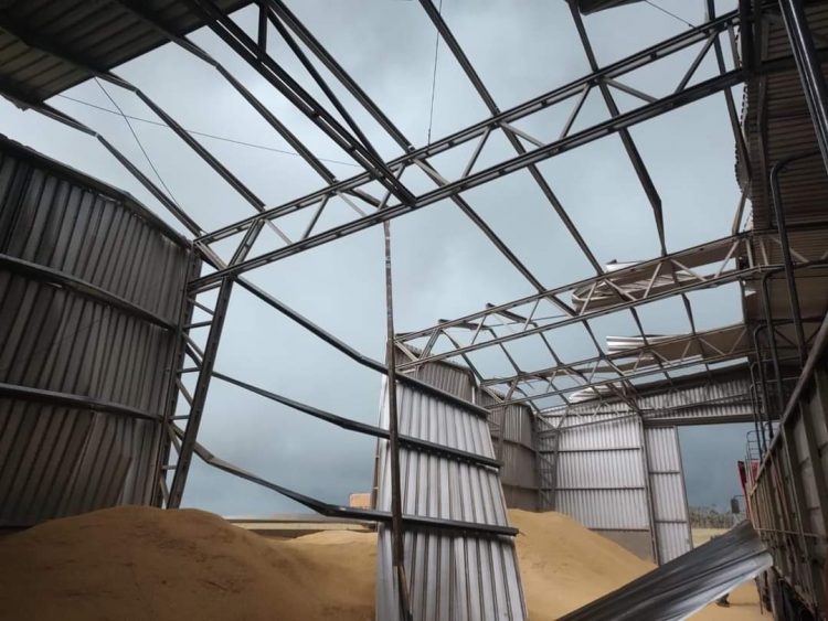 Fuerte turbonada destruyó galpones en planta de silos de Rincón de Ramírez en Treinta y Tres