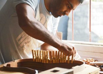 Lutier: la técnica de elaborar un instrumento a mano