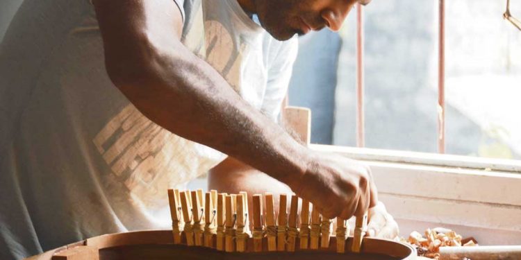 Lutier: la técnica de elaborar un instrumento a mano
