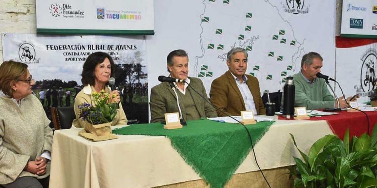 Presidente saliente de la FR llamó a mejorar las condiciones de vida rural y corregir la burocracia estatal