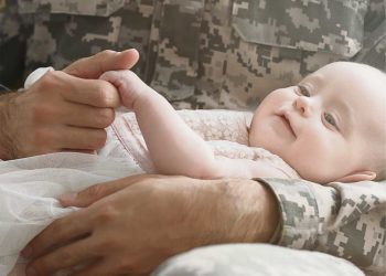 Manos que abrigan: El recuerdo de un trabajo altruista hacia los hijos recién nacidos de soldados