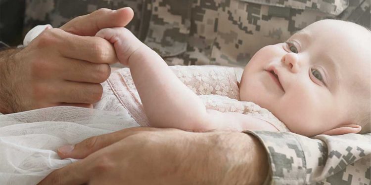 Manos que abrigan: El recuerdo de un trabajo altruista hacia los hijos recién nacidos de soldados