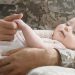Manos que abrigan: El recuerdo de un trabajo altruista hacia los hijos recién nacidos de soldados