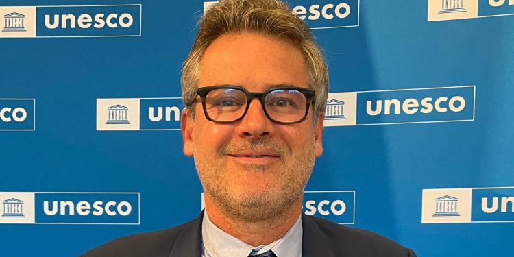 Las noticias falsas “no son fruto de un error”, dijo Ernesto Fernández de Unesco