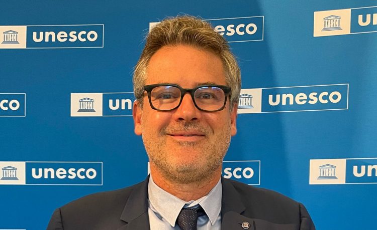 Las noticias falsas “no son fruto de un error”, dijo Ernesto Fernández de Unesco