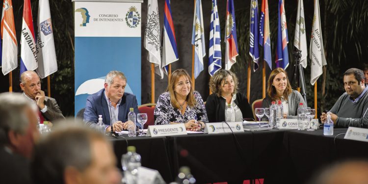 Congreso de Intendentes: compromiso para erradicar asentamientos y unificar multas de tránsito