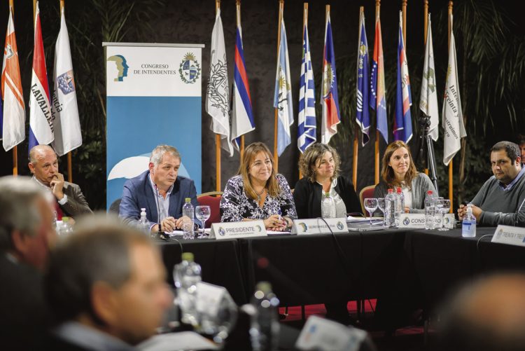 Congreso de Intendentes: compromiso para erradicar asentamientos y unificar multas de tránsito