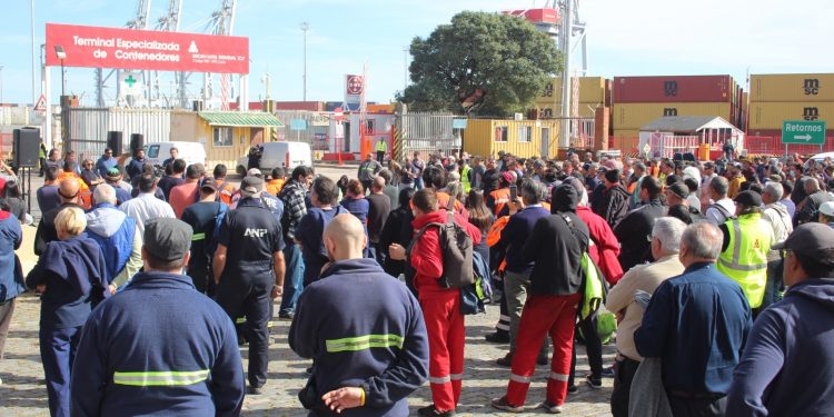 Trabajadores portuarios analizan propuesta del Gobierno y decidirán pasos a seguir