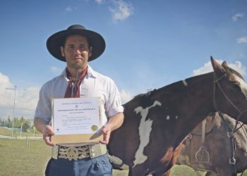 Recorrió 240 kilómetros a caballo para recibir su título de veterinario
