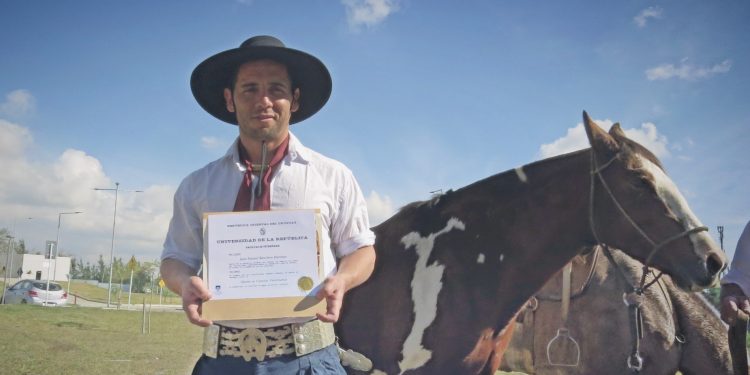 Recorrió 240 kilómetros a caballo para recibir su título de veterinario