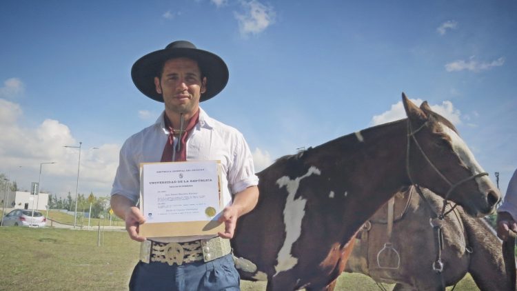 Recorrió 240 kilómetros a caballo para recibir su título de veterinario