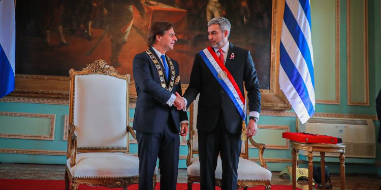 Gira presidencial a Paraguay y Reino Unido en busca de acuerdos comerciales